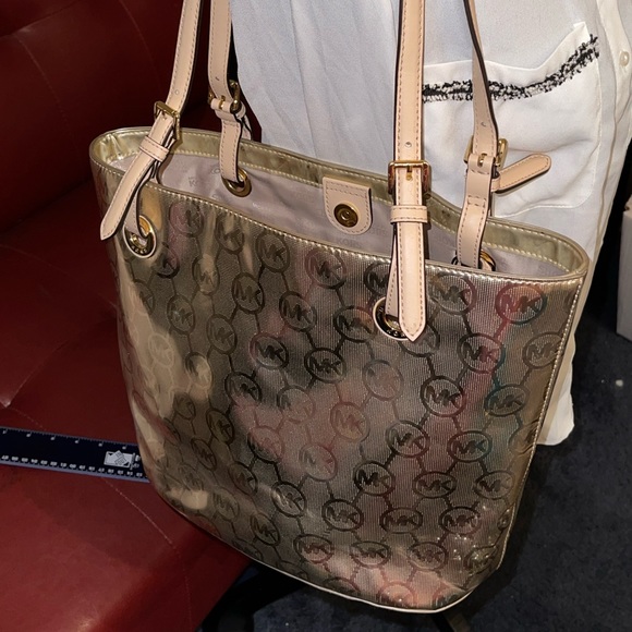 MICHAEL KORS METALLIC GOLD LOGO HANDBAG USED CONDITION - Picture 15 of 15
